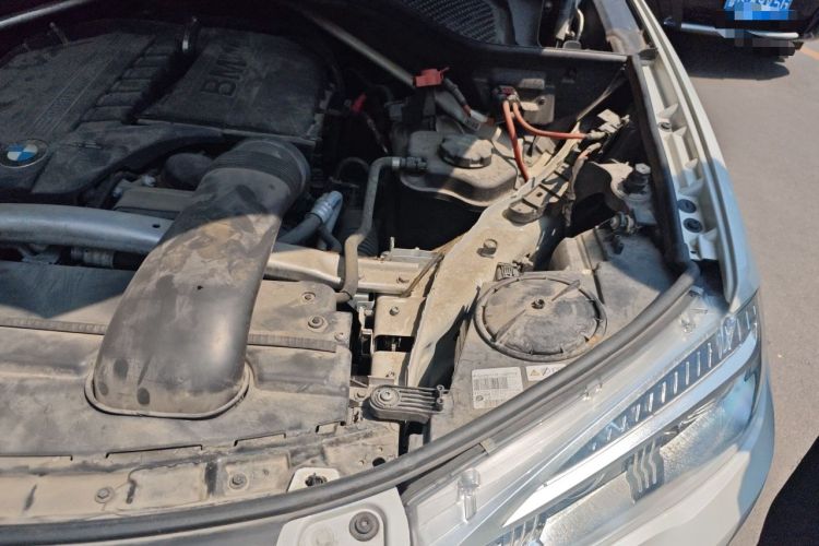 Used BMW X5 2015 xDrive35i U.S. specification Engine Bay Left