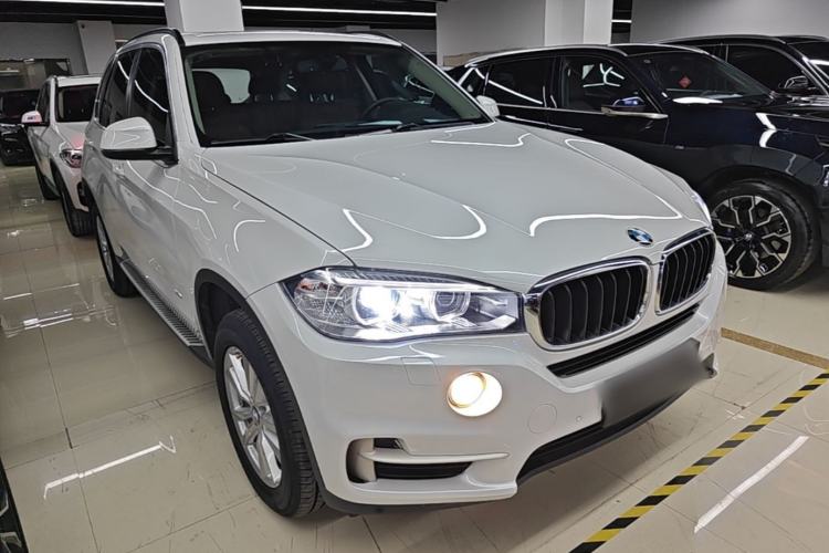 Used BMW X5 2015 xDrive28i Front Right 45 Deg