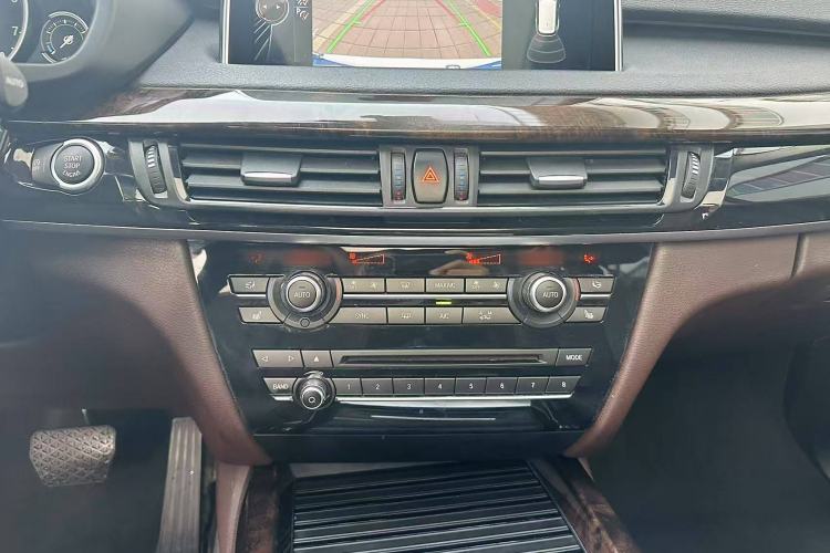Used BMW X5 2015 xDrive28i Interior 4