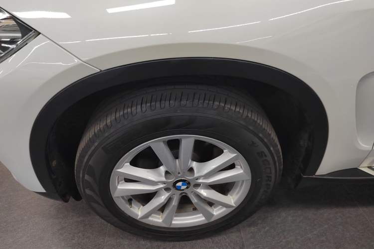 Used BMW X5 2015 xDrive28i Left Front Wheel Hub