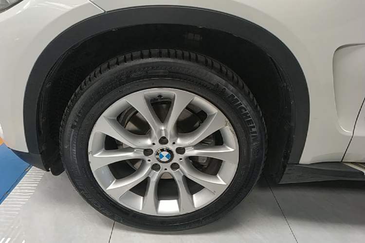 Used BMW X5 2015 xDrive28i Left Front Wheel Hub