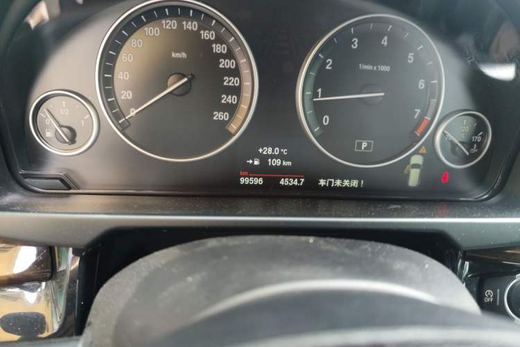 Used BMW X5 2015 xDrive28i Odometer Close Up