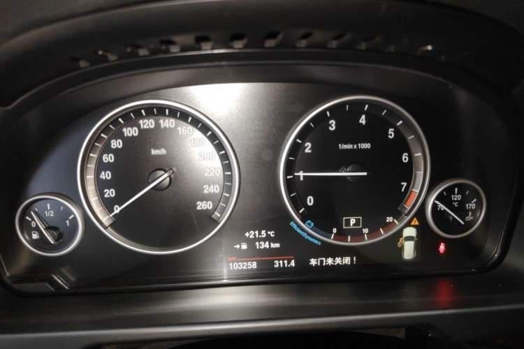 Used BMW X5 2015 xDrive28i Odometer Close Up