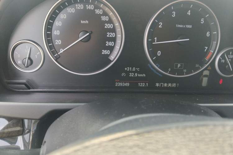 Used BMW X5 2015 xDrive28i Odometer Close Up