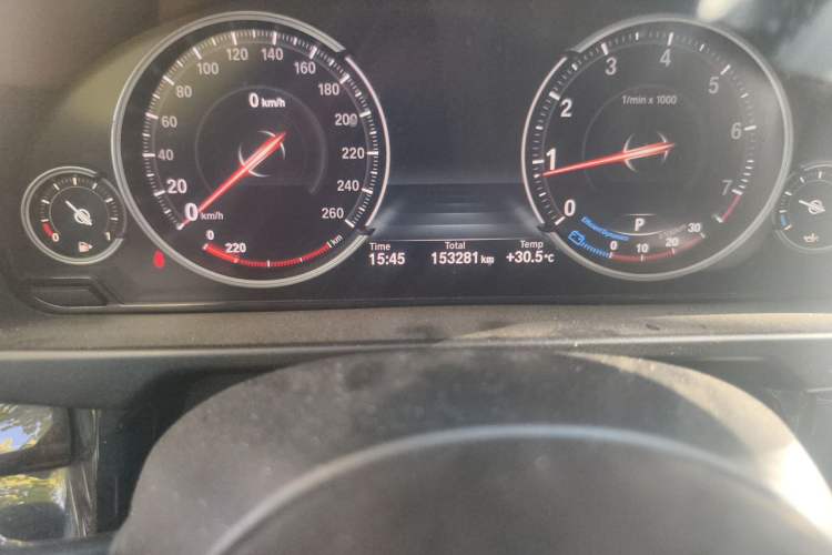 Used BMW X5 2015 xDrive28i Odometer Close Up