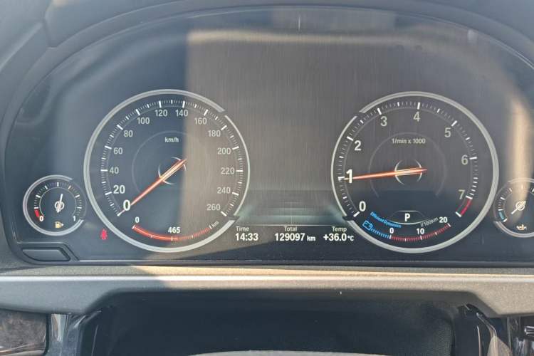 Used BMW X5 2015 xDrive28i Odometer Close Up