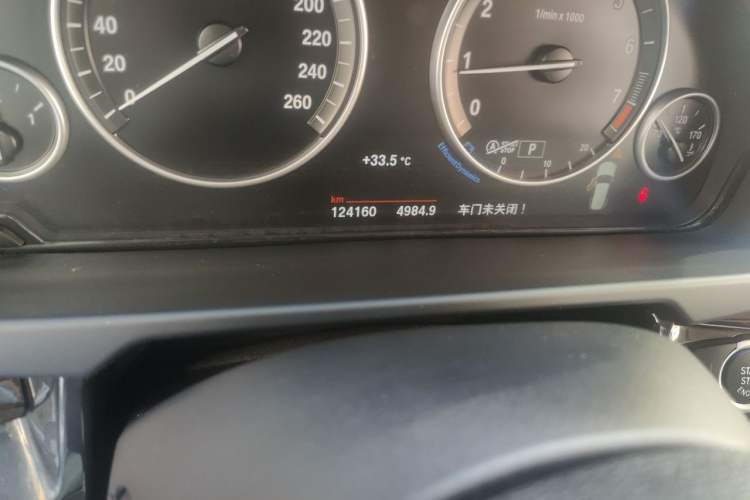 Used BMW X5 2015 xDrive28i Odometer Close Up