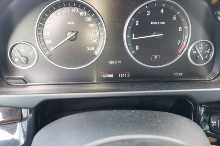 Used BMW X5 2015 xDrive28i Odometer Close Up