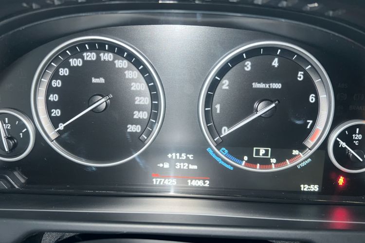 Used BMW X5 2015 xDrive28i Odometer Close Up