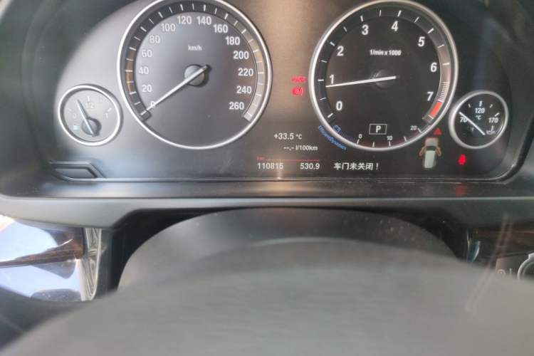 Used BMW X5 2015 xDrive28i Odometer Close Up