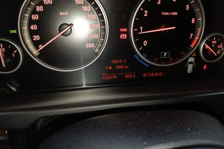 Used BMW X5 2015 xDrive28i Odometer Close Up
