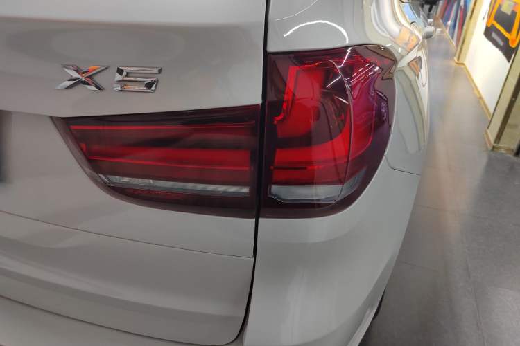 Used BMW X5 2015 xDrive28i Right Rear Taillight