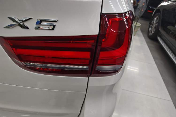 Used BMW X5 2015 xDrive28i Right Rear Taillight