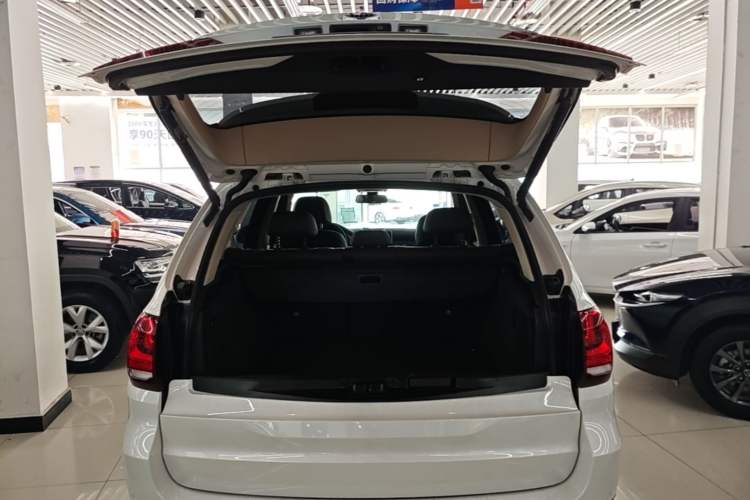 Used BMW X5 2015 xDrive28i Trunk
