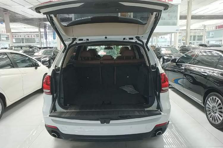 Used BMW X5 2015 xDrive28i Trunk