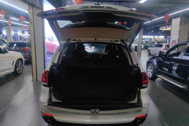Used BMW X5 2015 xDrive28i Trunk