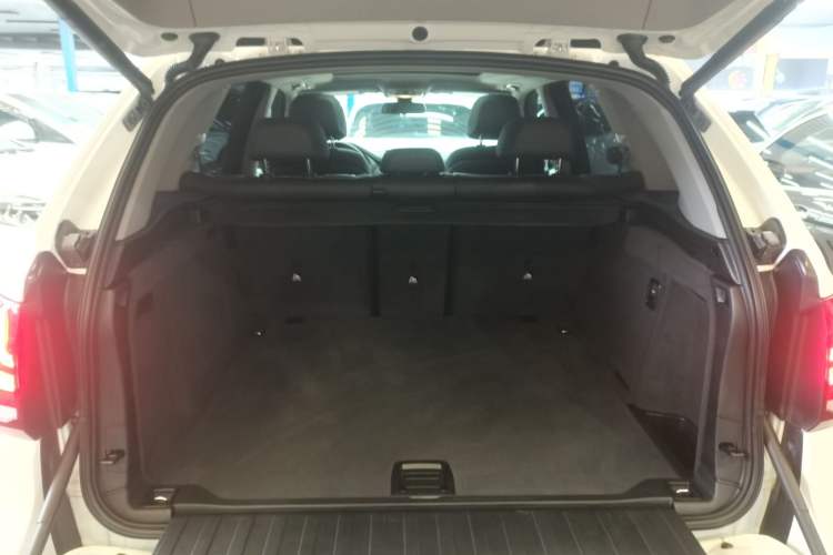 Used BMW X5 2015 xDrive35i U.S. specification Trunk