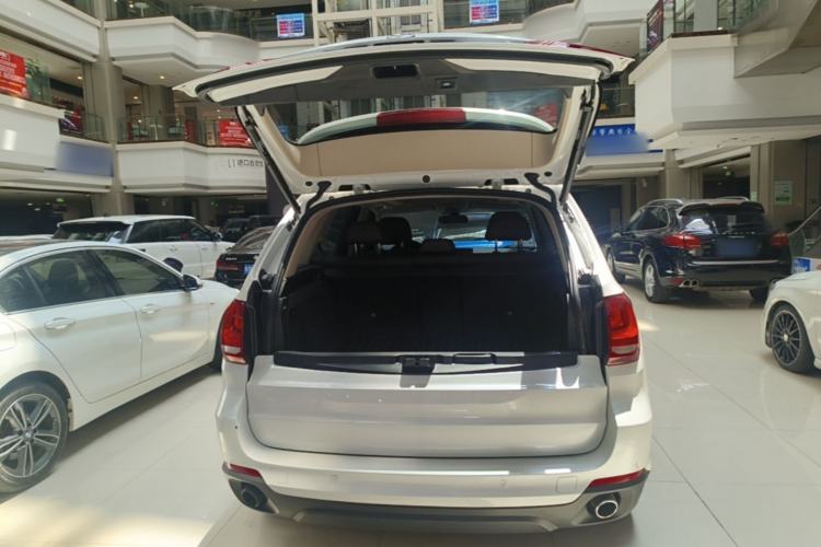 Used BMW X5 2015 xDrive28i Trunk