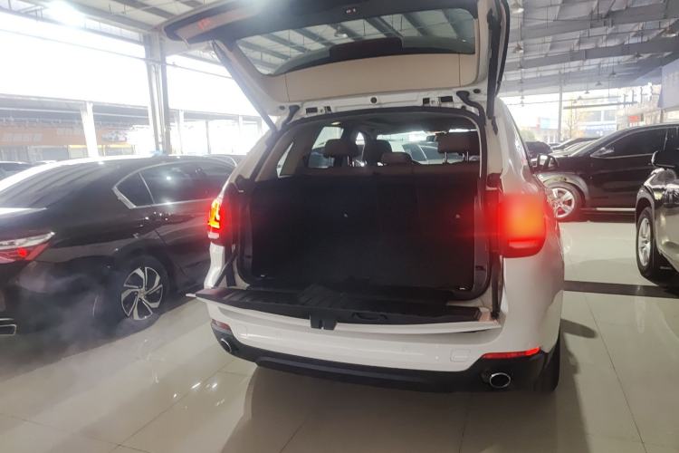 Used BMW X5 2015 xDrive35i Middle East version Trunk