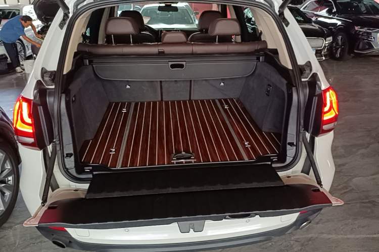 Used BMW X5 2015 xDrive28i Trunk