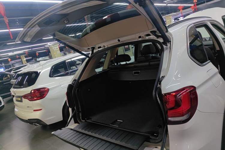 Used BMW X5 2015 xDrive28i Trunk