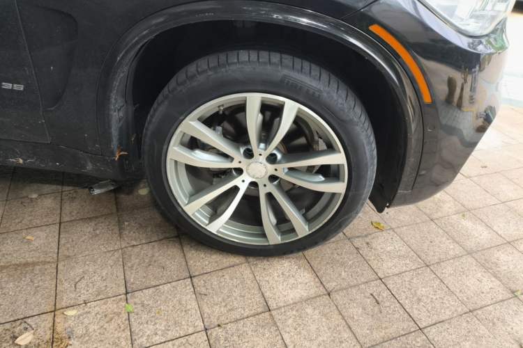 Used BMW X5  Right Front Wheel Hub