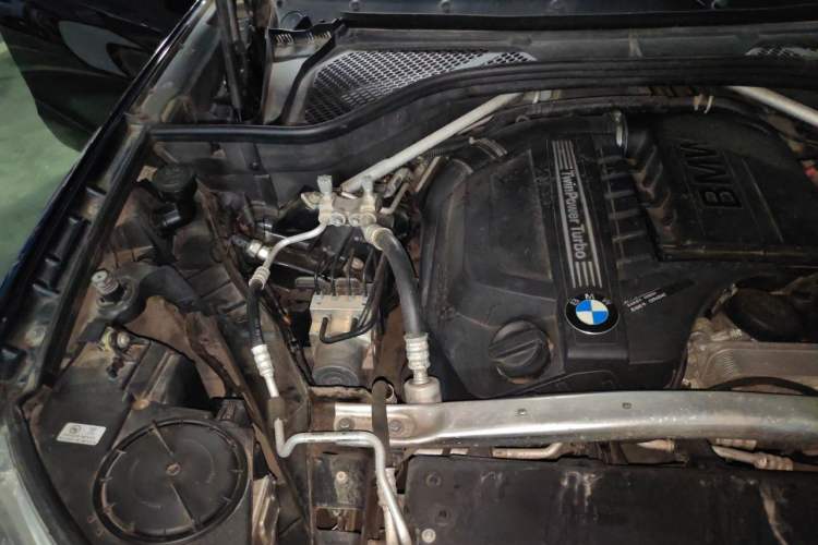 Used BMW X5 2017 xDrive35i Standard Model U.S. Specification Engine Bay Right