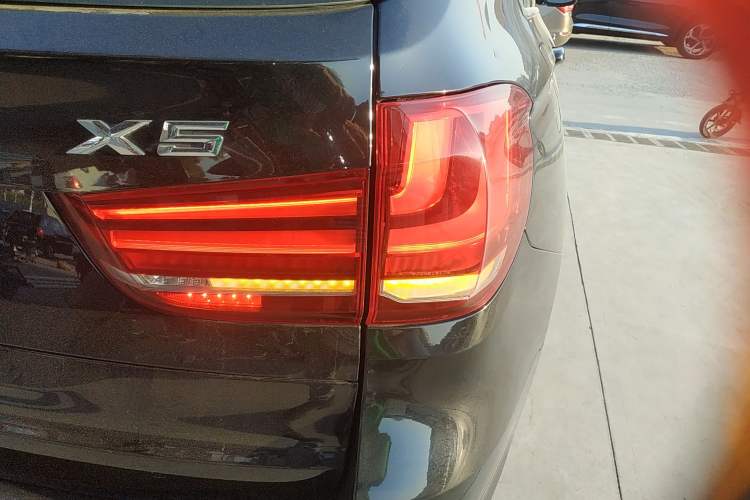Used BMW X5 2017 xDrive35i Standard Model U.S. Specification Exterior 3