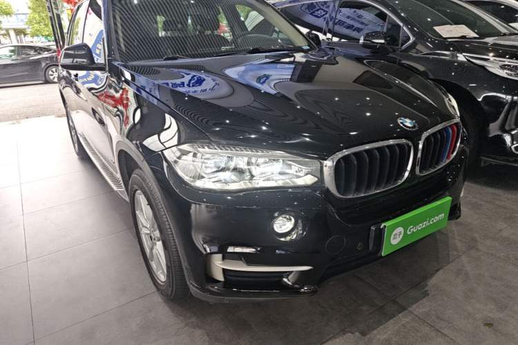Used BMW X5 2017 xDrive35i Middle East Front Right 45 Deg