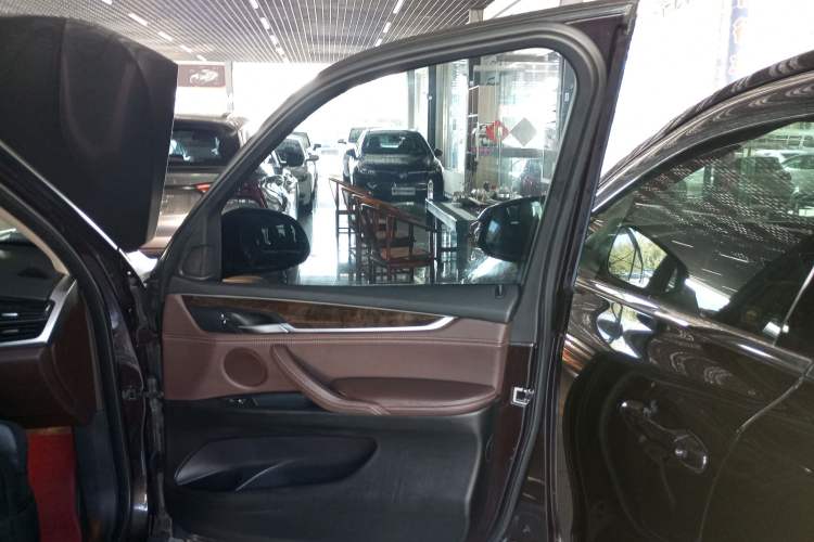 Used BMW X5 2017 xDrive28i Interior 5