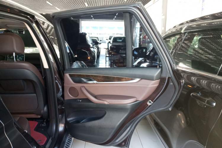 Used BMW X5 2017 xDrive28i Interior 6