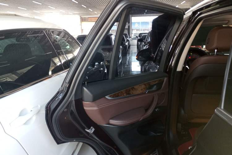 Used BMW X5 2017 xDrive28i Interior 8