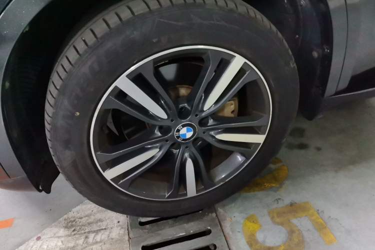 Used BMW X5 2017 xDrive35i Elegant Edition Left Front Wheel Hub