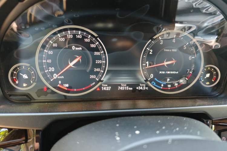 Used BMW X5 2017 xDrive28i Odometer Close Up