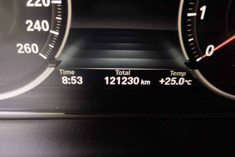 Used BMW X5 2017 xDrive28i Odometer Close Up