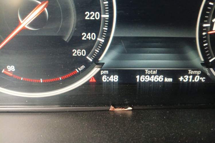 Used BMW X5 2017 xDrive28i Odometer Close Up