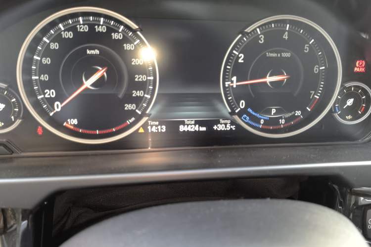 Used BMW X5 2017 xDrive28i Odometer Close Up