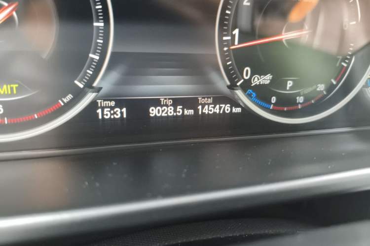 Used BMW X5 2017 xDrive28i Odometer Close Up