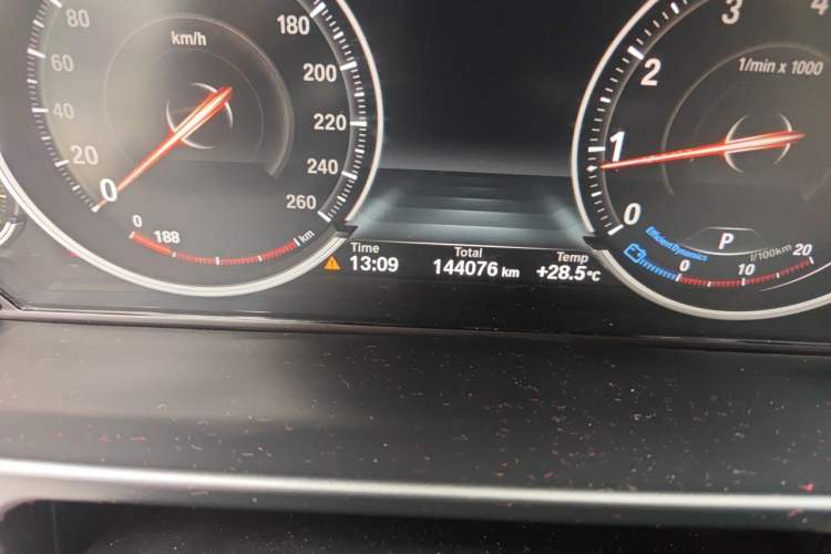 Used BMW X5 2017 xDrive28i Odometer Close Up