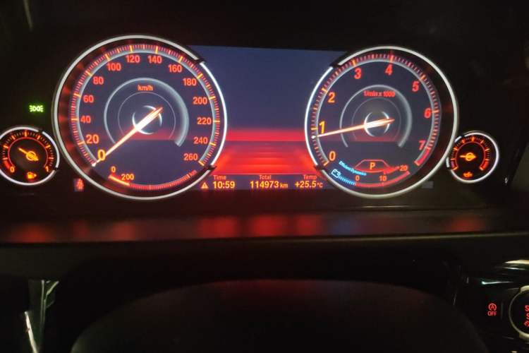 Used BMW X5 2017 xDrive28i Odometer Close Up