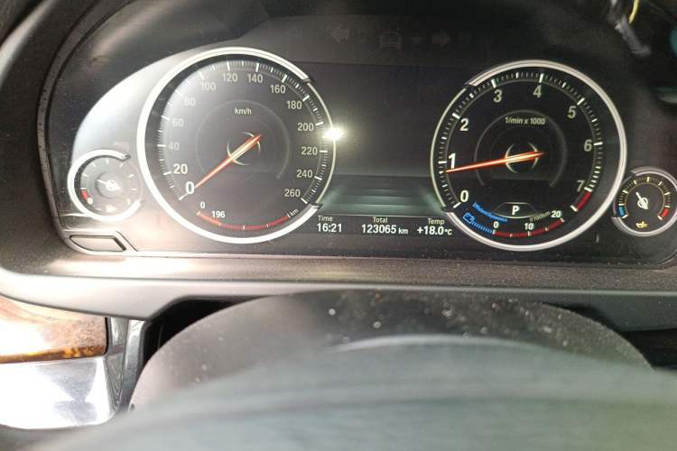 Used BMW X5 2017 xDrive28i Odometer Close Up