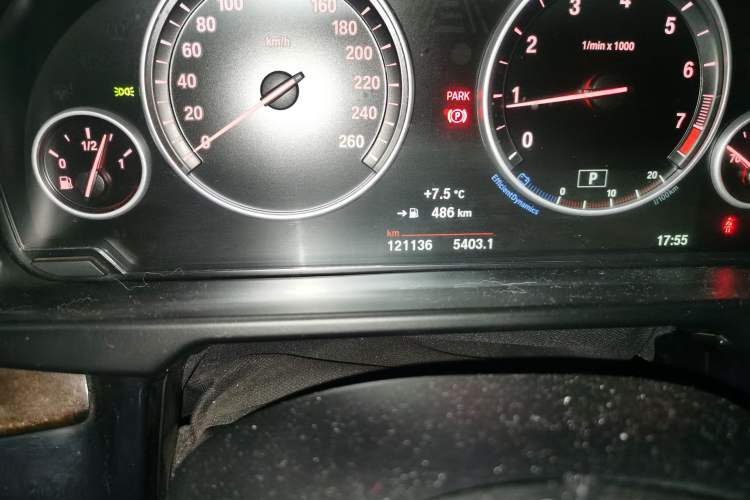 Used BMW X5 2017 xDrive28i Odometer Close Up