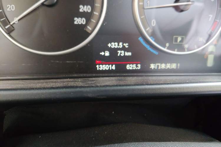 Used BMW X5 2017 xDrive28i Odometer Close Up