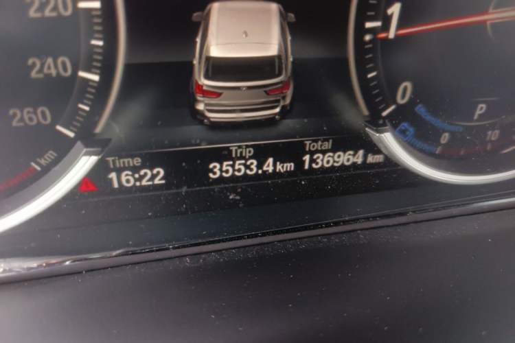 Used BMW X5 2017 xDrive28i Odometer Close Up
