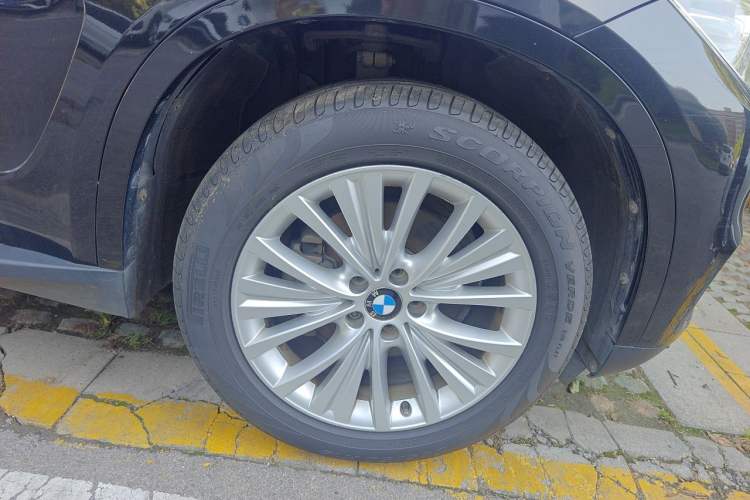 Used BMW X5 2017 xDrive28i Right Front Wheel Hub