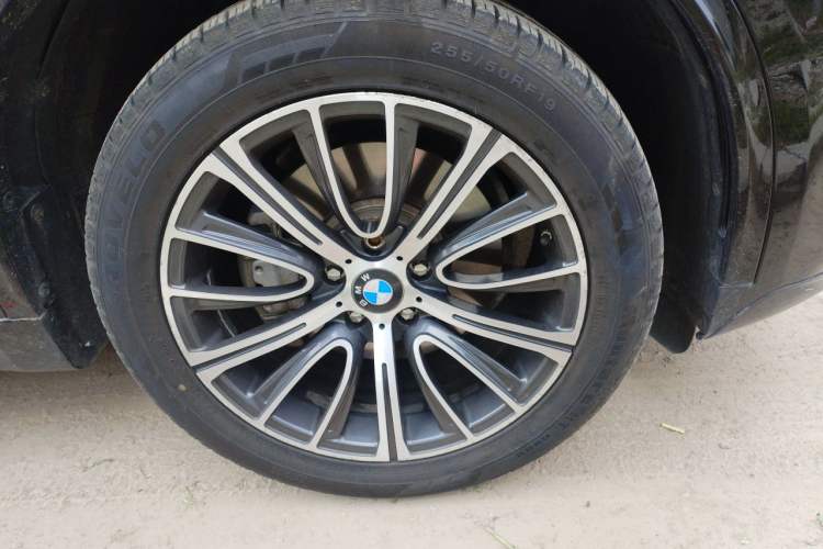 Used BMW X5 2017 xDrive35i Elegant Edition Right Front Wheel Hub