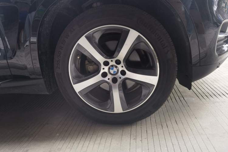 Used BMW X5 2017 xDrive28i Right Front Wheel Hub