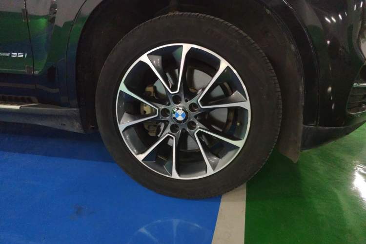 Used BMW X5 2017 xDrive35i Elegant Edition Right Front Wheel Hub