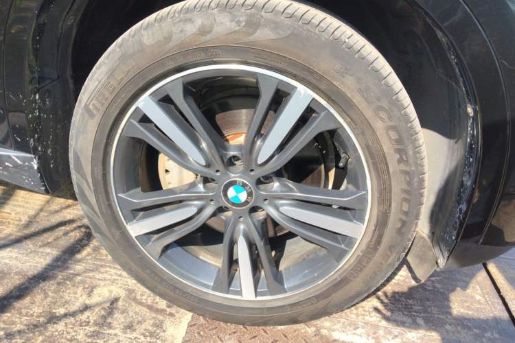 Used BMW X5 2017 xDrive35i Elegant Edition Right Front Wheel Hub