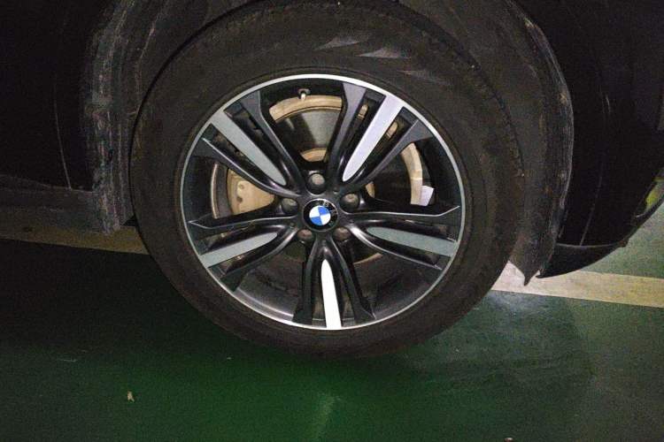 Used BMW X5 2017 xDrive35i Elegant Edition Right Front Wheel Hub